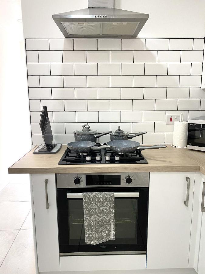 2 Bed Town Centre Nr Theatre Free Park Wi-Fi & Garden Apartment Ейлсбъри Екстериор снимка