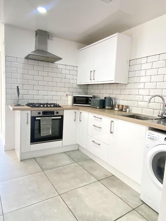 2 Bed Town Centre Nr Theatre Free Park Wi-Fi & Garden Apartment Ейлсбъри Екстериор снимка